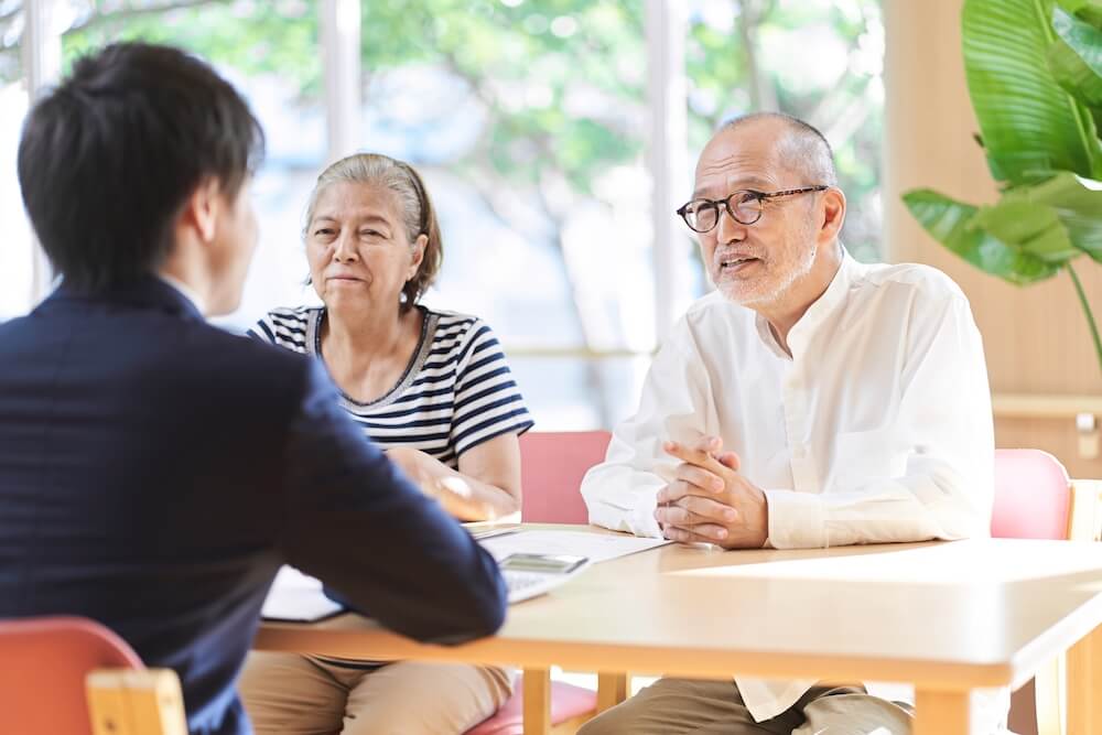 墓じまいの相談をする老夫婦